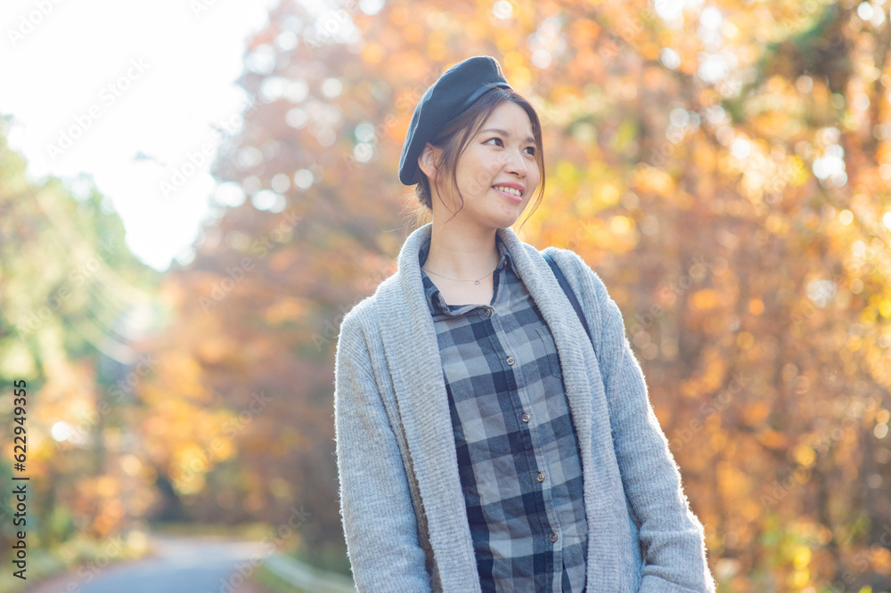 紅葉を見ながら観光地を散策する女性