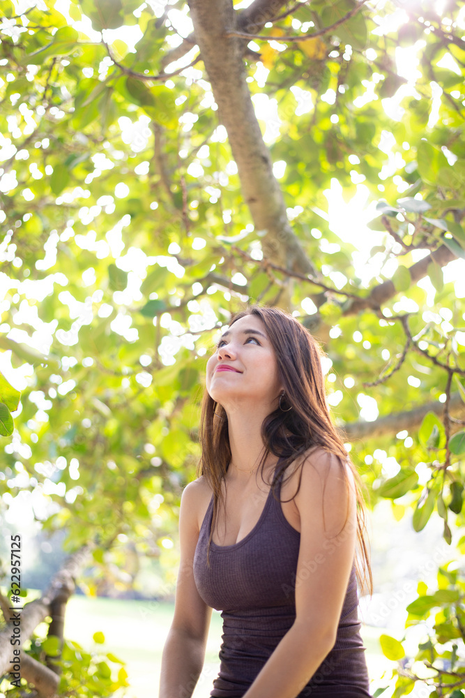 木の上に座っている女性 木の上に座っている女性