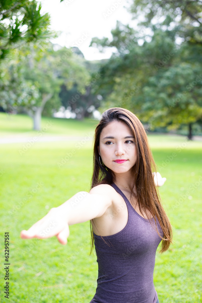 公園でヨガポーズをしている女性 公園でヨガポーズをしている女性