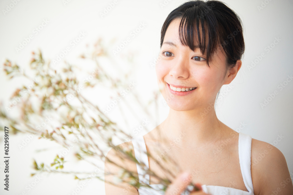花を持って笑っている女性 花を持って笑っている女性