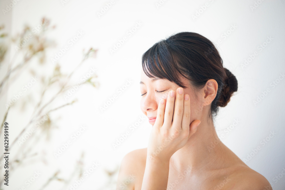 顔を触っている女性のビューティーイメージ