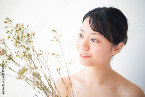 花を持っている女性のビューティーイメージ