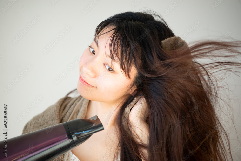ドライヤーをかけている女性 ドライヤーをかけている女性