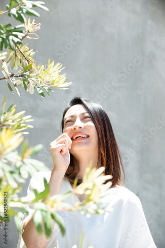 日差しを浴びながら笑っている女性