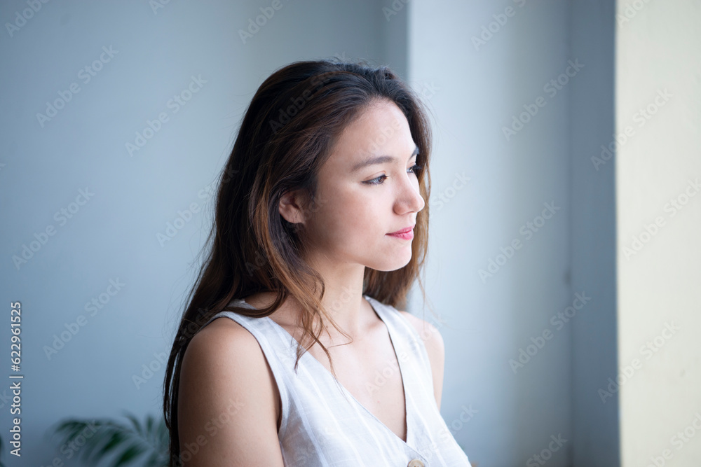 遠くを見ている女性