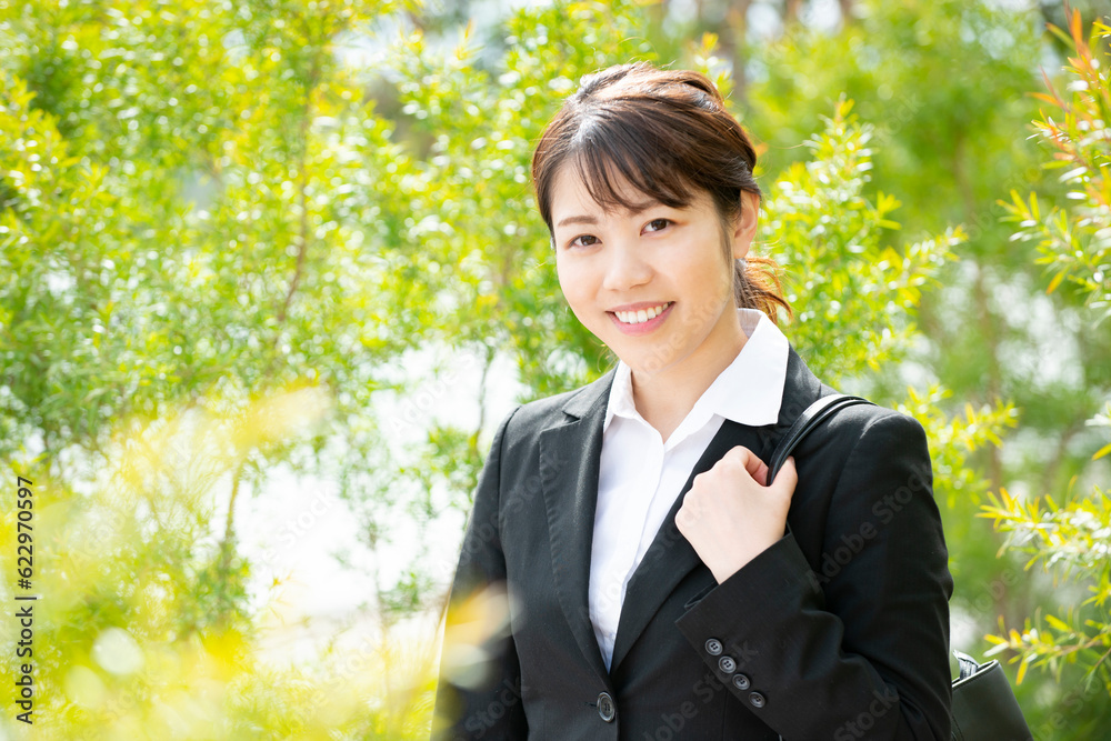 笑っているスーツ姿の女性