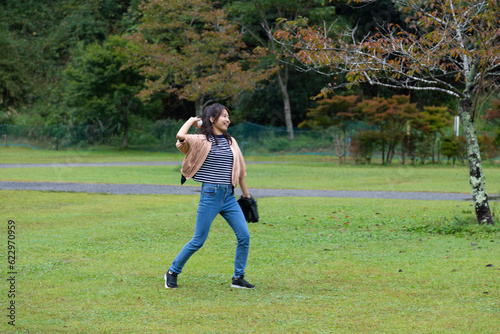 ボールを投げる女性 photo