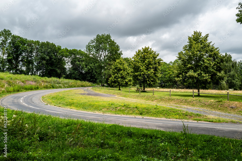 aire de stationnement dans un virage sur une route de campagne