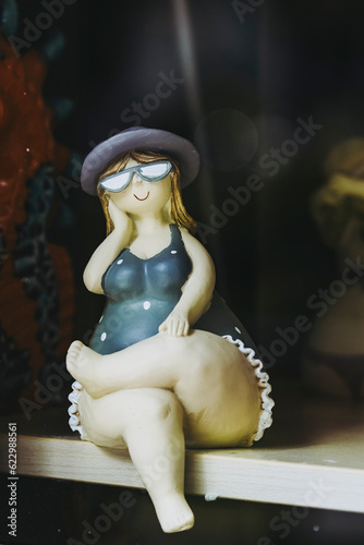 Obraz na plátne Figurine sculpture d'une femme en maillot de bain, object décoratif en forme de