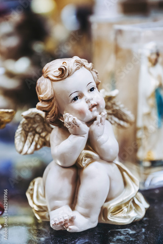 Figurine décorative représentant un ange chérubin mignon © PicsArt