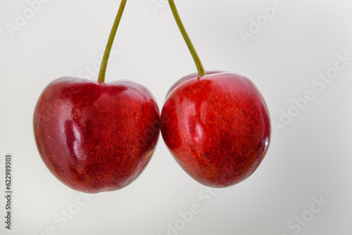 Dojrzałe czereśnie z ogonkami na jasnym tle