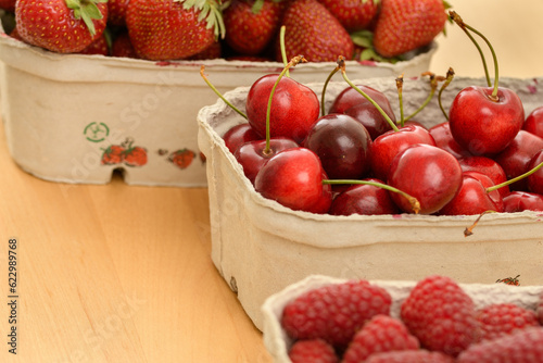 Czerwone owoce jagodowe w pamierowych koszyczkach