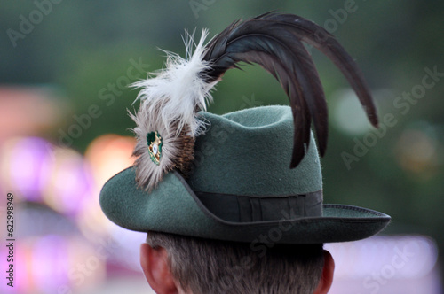 Der Schützenhut: Traditionelle Hingucker auf dem Schützenfest mit Feder und Anstecknadel.
