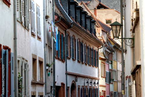 Bild auf Leinwand Heidelberg Altstadt , Blick in enge Altstadt Gasse, im Hintergrund Heiliggeistkirche