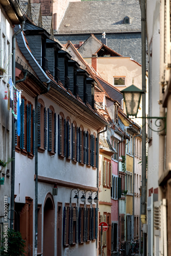 Obraz premium Heidelberg Altstadt , Blick in enge Altstadt Gasse, im Hintergrund Heiliggeistkirche.
