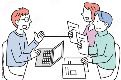 若い夫婦に書類を渡して説明する私服の男性