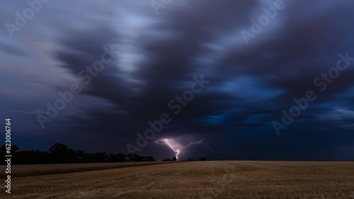 Gewitterwolken und Blitze zwischen Frankenhöhe und Laubenheimer Höhe in Mainz photo