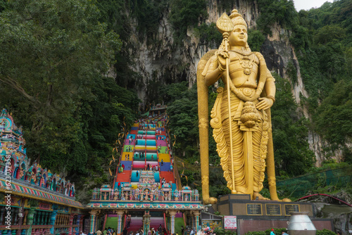 Temple hindou de Batu Cave dans la montagne à Kuala Lumpur, Malaisie photo