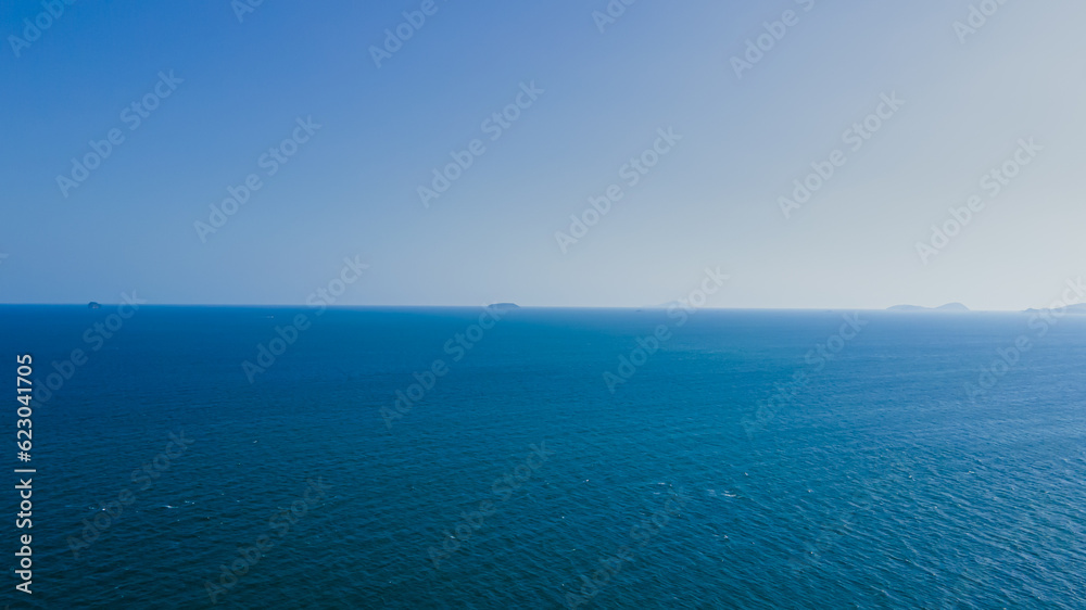 Obraz premium High angle view of the sea, Koh Khai, a major tourist attraction Soak up the sun or go on an adventure trip. Take a walk and take pictures with the white beach mountains.