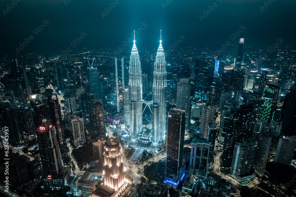 Fototapeta premium Tours Jumelles Petronas Tower et Ville de Kuala Lumpur la nuit dans une lumière bleutée et blanche. architecture moderne et futuriste, Malaisie