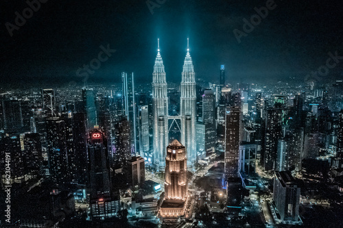 Tours Jumelles Petronas Tower et Ville de Kuala Lumpur la nuit dans une lumi  re bleut  e et blanche. architecture moderne et futuriste  Malaisie