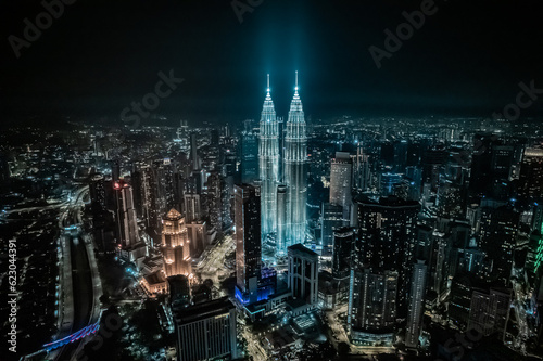Tours Jumelles Petronas Tower et Ville de Kuala Lumpur la nuit dans une lumière bleutée et blanche. architecture moderne et futuriste, Malaisie