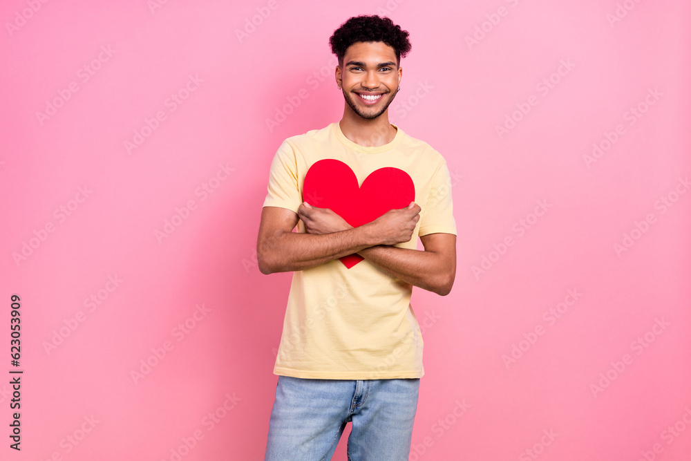 Photo young boyfriend guy hold close to chest embrace big red paper heart wear shirt jeans isolated pink color background Photo young boyfriend guy hold close to chest embrace big red paper heart wear shirt jeans isolated pink color background