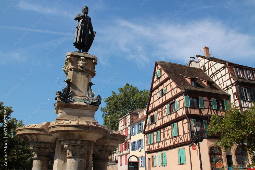 Obraz premium Roesselmann fountain and half-timbered houses in colmar in alsace (france)