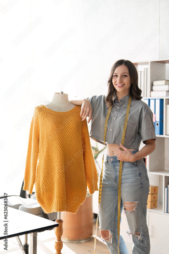 Φωτογραφία Female fashion designer are designing new trendy clothing collection