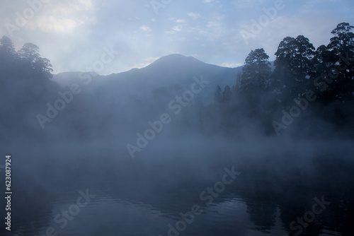 朝霧に包まれた幻想的な金鱗湖