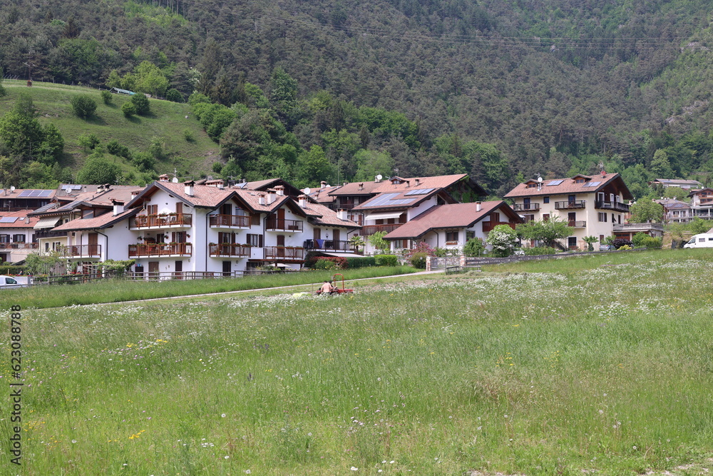 Kleines Dorf am Lago di Ledro in den Italienischen Alpen