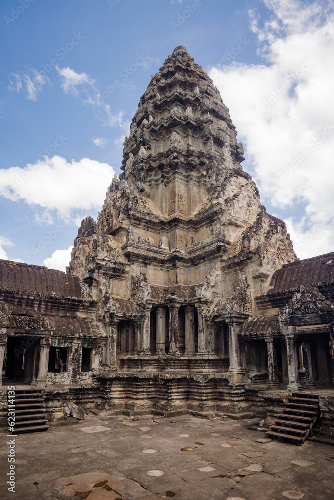 au pied d'un stupa à Angkor Vat