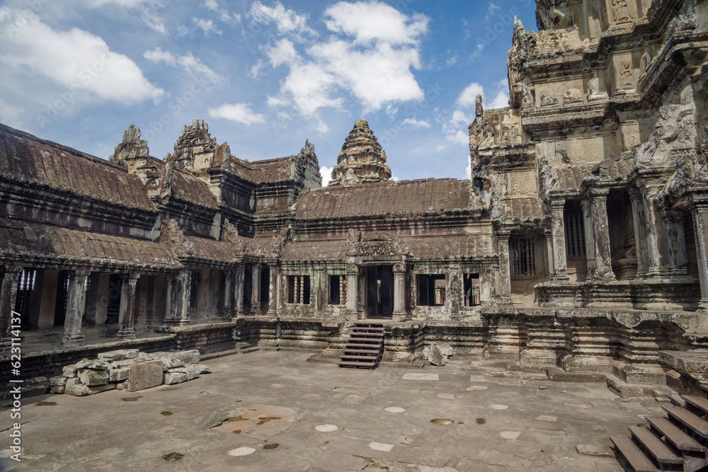 A lintérieur de Angkor Vat