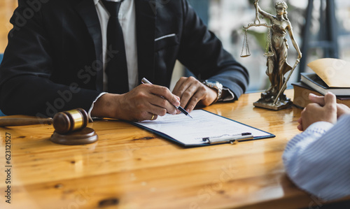 Quadro su tela Legal consulting services, legal negotiations, Lawyers are signing legal contract agreement documents