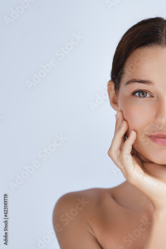 Foto Beauty Half Face and Woman in Portrait With Makeup, Skincare Glow, Eye