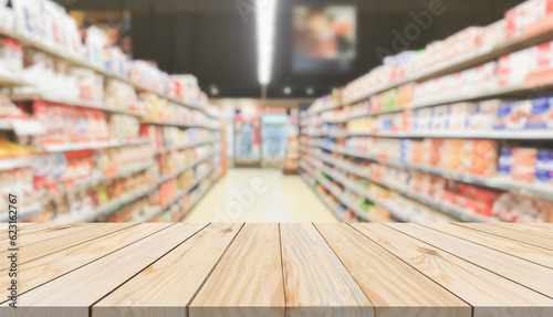 Empty wood table top with supermarket blurred background for product display © Kwangmoozaa