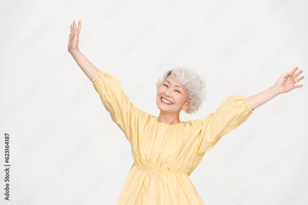 グレーヘアの健康的な日本人シニア女性/スタジオ撮影白背景/両手を広げ喜んでいる グレーヘアの健康的な日本人シニア女性/スタジオ撮影白背景/両手を広げ喜んでいる