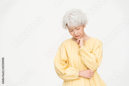 Quadro su tela グレーヘアの日本人シニア女性/スタジオ撮影白背景/悩んでいる