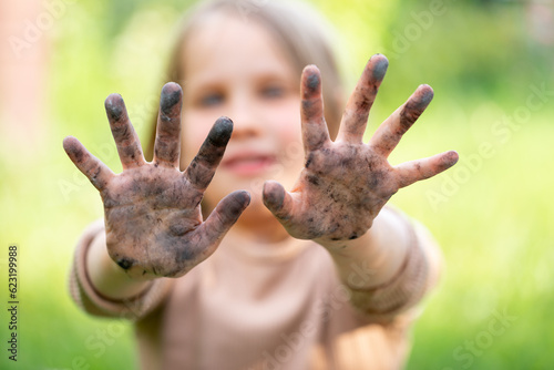 Canvas Print Little girl showing her dirty hands
