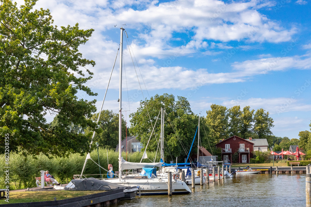 Am Hafen in Born.