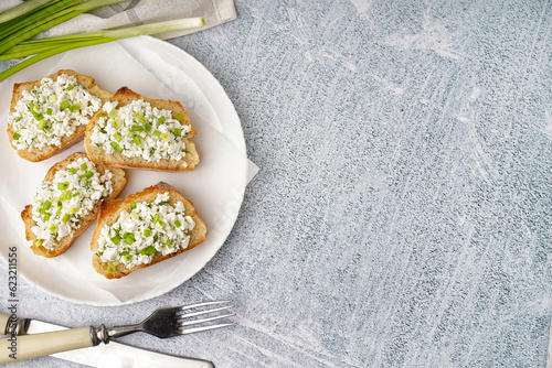 Fotografía Sandwiches with tasty cottage cheese and green onion on grey background