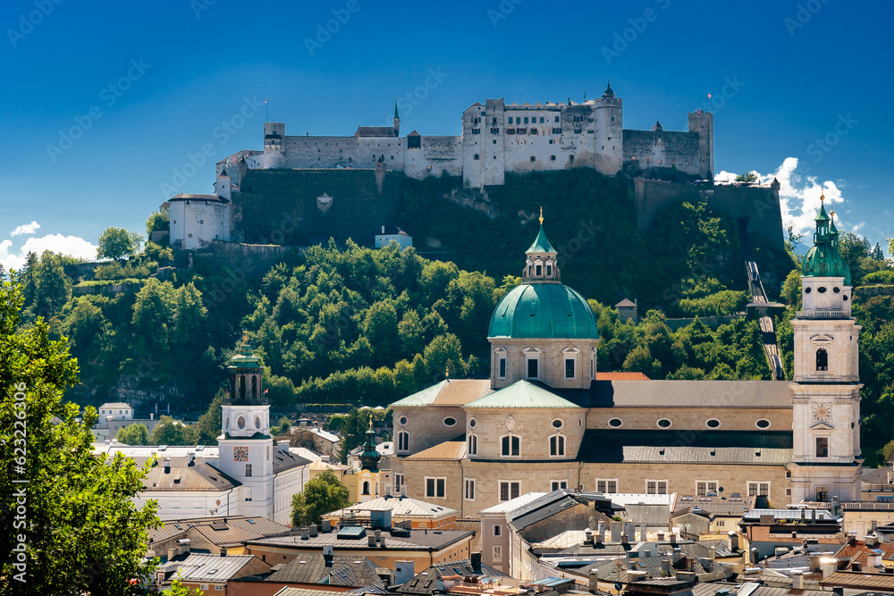 Blick über die Dächer der Altstadt von Salzburg mit Dom und Festung Hohensalzburg, Österreich