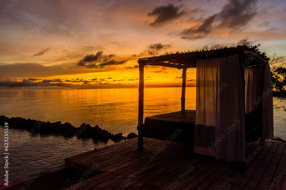Camastro al amanecer en el mar Caribe, Paraiso