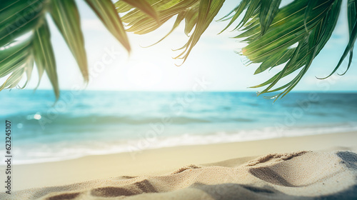 Praia de areia tropical desfocada com onda de   gua turva e folhas de palmeira verdes frescas em forground  conceito de fundo de natureza bonita com espa  o de c  pia para f  rias de relaxamento de viagen
