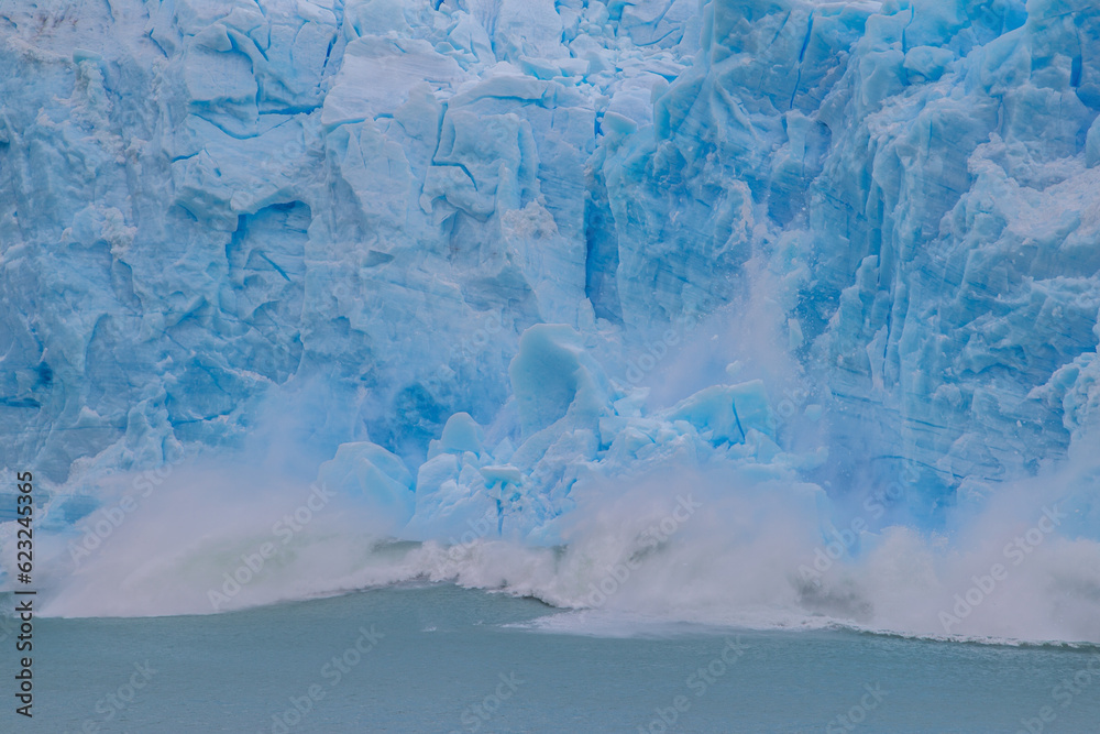Obraz premium View of the beautiful Perito Moreno Glacier and a block of ice dropping from the glacier - El Calafate, Argentina