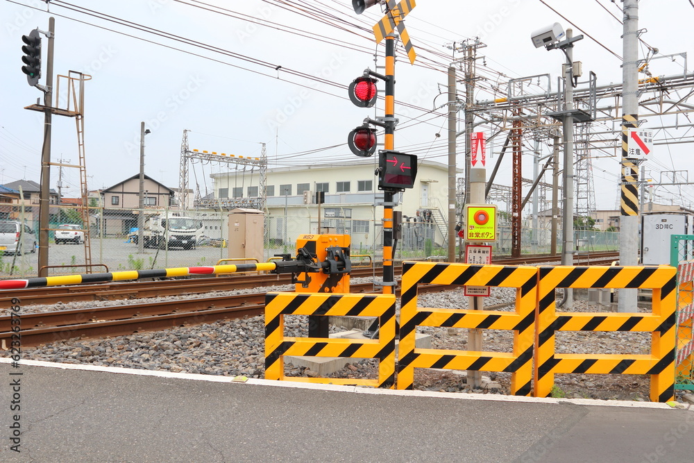 遮断機の降りた踏切に電車 Stock Photo | Adobe Stock