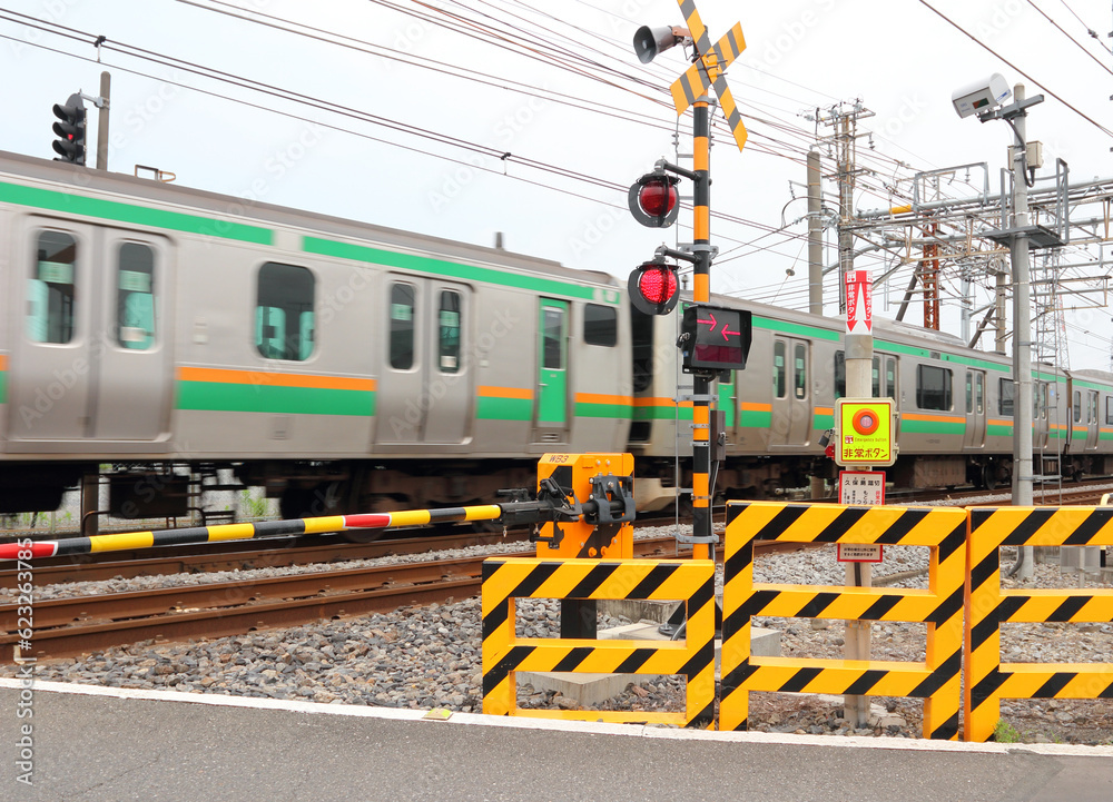 遮断機の降りた踏切に電車 Stock Photo | Adobe Stock