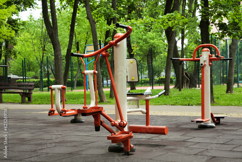 Cuadro en lienzo Empty outdoor gym with steppers, twister and surfer