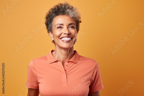 Portrait of a smiling african american woman on orange background © Eber Braun