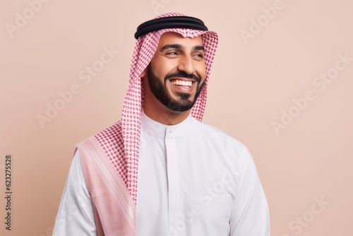 Obraz na płótnie Portrait of a smiling arabic man in kandora w salonie